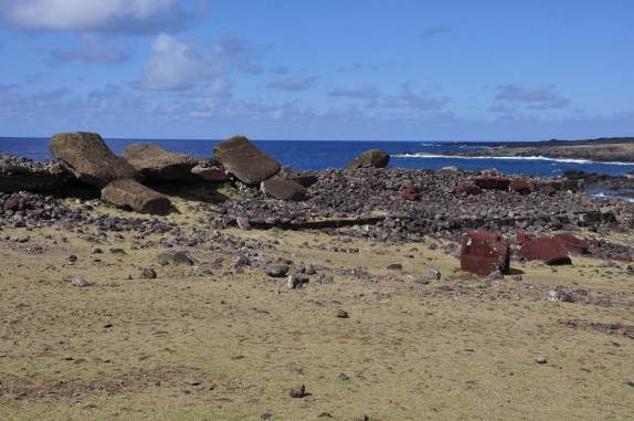 Moais derrubados em Akahanga, sítio arqueológico em Rapa Nui (ou Ilha de Páscoa), território chileno no meio do Oceano Pacífico